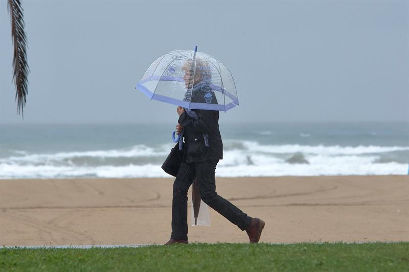 Las temperaturas sufrirán una caída notable partir de mañana y la cota de nieve bajará a los 300 metros Las temperaturas sufrirán una caída notable partir de mañana y la cota de nieve bajará a los 300 metros