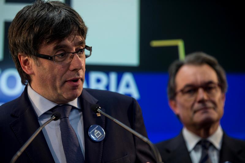 Puigdemont desvela tres posibles preguntas para un referéndum independentista Puigdemont desvela tres posibles preguntas para un referéndum independentista