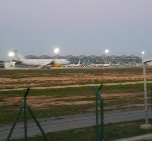 Un avión despega en el Aeropuerto Alicante-Elche. Un avión despega en el Aeropuerto Alicante-Elche.