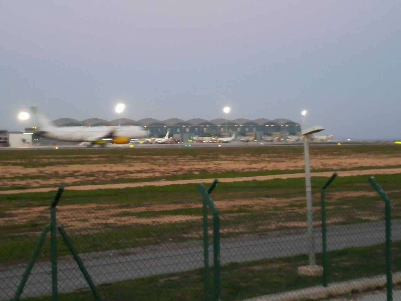 El tráfico de pasajeros del Aeropuerto Alicante-Elche crece un 8% en el primer semestre de este año El tráfico de pasajeros del Aeropuerto Alicante-Elche crece un 8% en el primer semestre de este año