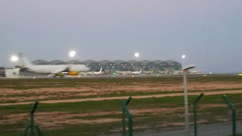 Un avión despega en el Aeropuerto Alicante-Elche. Aeropuerto