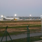 Un avión despega en el Aeropuerto Alicante-Elche.