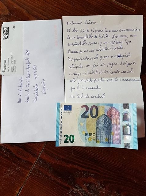 Olvida pagar el bocadillo, la ensaladilla y el refresco que consume en un bar y envía una carta con 20 euros dentro Olvida pagar el bocadillo, la ensaladilla y el refresco que consume en un bar y envía una carta con 20 euros dentro