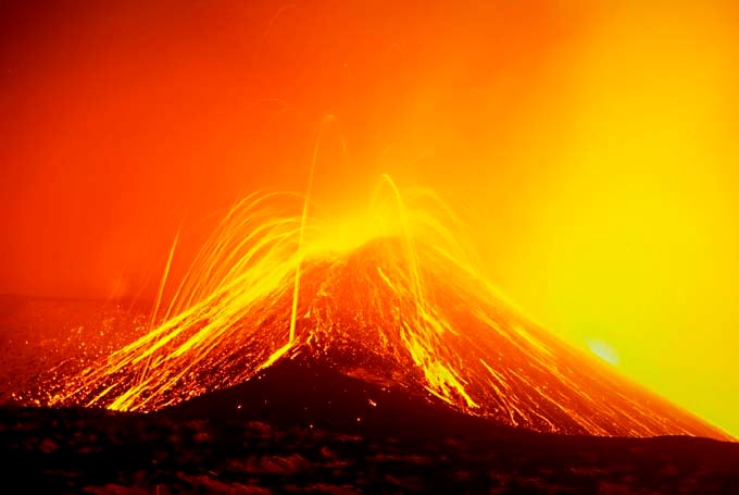 Diez heridos tras una explosión en el volcán italiano Etna Diez heridos tras una explosión en el volcán italiano Etna