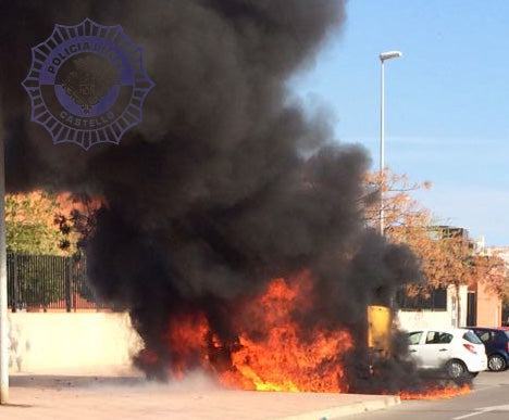 La Policía Local y los Bomberos Municipales intervienen en el incendio de un vehículo en la calle Río Esca La Policía Local y los Bomberos Municipales intervienen en el incendio de un vehículo en la calle Río Esca
