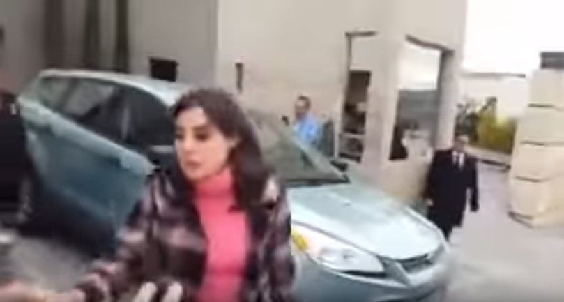Un hombre pilla a su mujer saliendo de un hotel con su amante y lo retransmite en directo por Internet Un hombre pilla a su mujer saliendo de un hotel con su amante y lo retransmite en directo por Internet