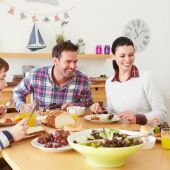 Solo un 37% de los padres españoles comen habitualmente con sus hijos