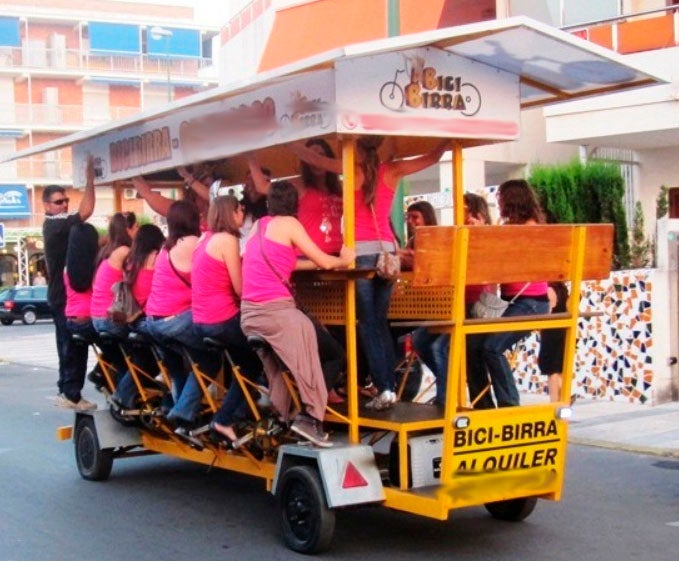 Inmovilizan las 'bici-birras' de Madrid por no contar con los certificados válidos Inmovilizan las 'bici-birras' de Madrid por no contar con los certificados válidos