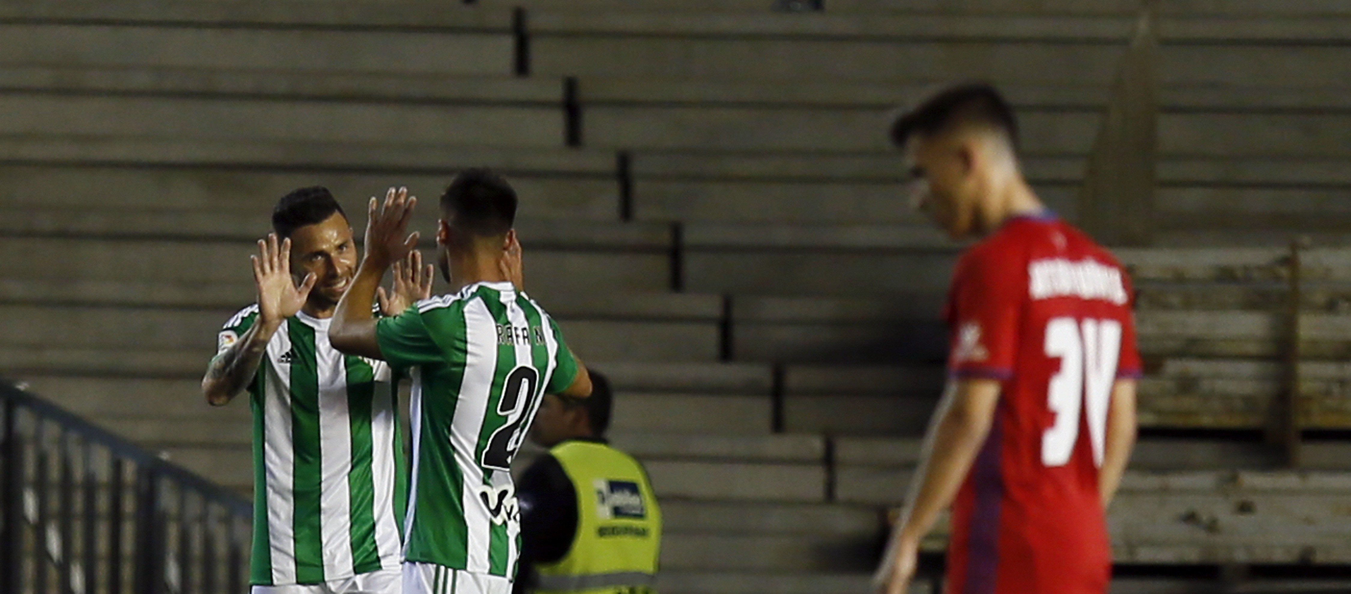 Real Betis 2 - 0 Osasuna. El Real Betis consigue la victoria y se aleja del descenso Real Betis 2 - 0 Osasuna. El Real Betis consigue la victoria y se aleja del descenso