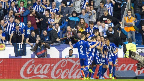 Los jugadores del Alav&eacute;s celebran un gol