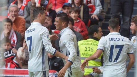 Casemiro celebra el 1-2 ante el Athletic en San Mam&eacute;s