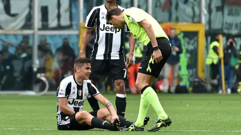 Dybala sentado en el terreno de juego Dybala sentado en el terreno de juego