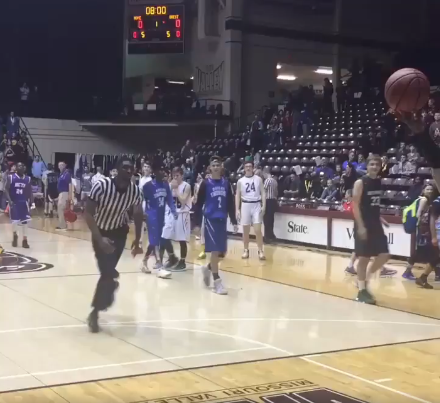Un árbitro de baloncesto levanta a un pabellón entero... ¡tras realizar un espectacular mate! Un árbitro de baloncesto levanta a un pabellón entero... ¡tras realizar un espectacular mate!