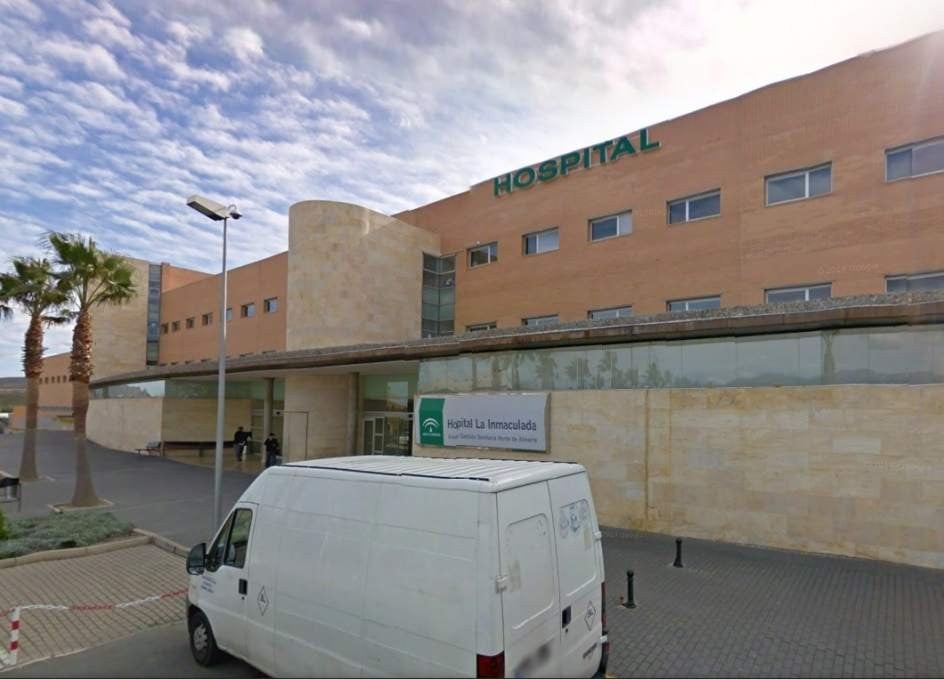 Trasladados al hospital cinco jóvenes heridos tras chocar su turismo contra un muro en Vera Trasladados al hospital cinco jóvenes heridos tras chocar su turismo contra un muro en Vera