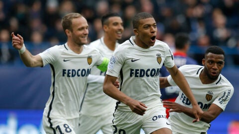 Mbapp&eacute; celebrando un gol con sus compa&ntilde;eros