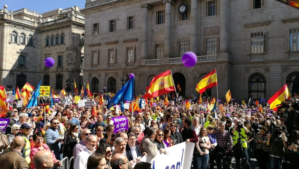 Miles de personas se manifiestan en Barcelona