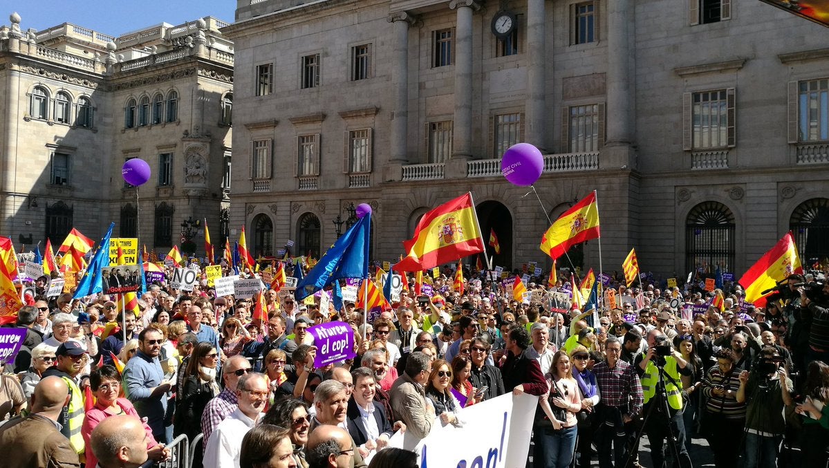 Miles de personas se manifiestan en Barcelona para "parar el golpe separatista" Miles de personas se manifiestan en Barcelona para "parar el golpe separatista"
