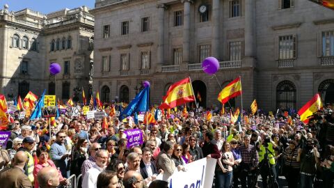 Miles de personas se manifiestan en Barcelona