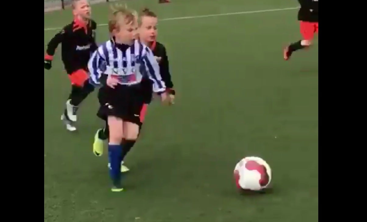 El golazo del hijo de Dirk Kuyt con tan sólo cinco años El golazo del hijo de Dirk Kuyt con tan sólo cinco años