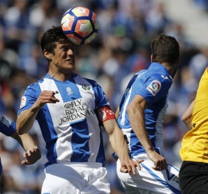 Mantovani cabecea un balón Mantovani cabecea un balón