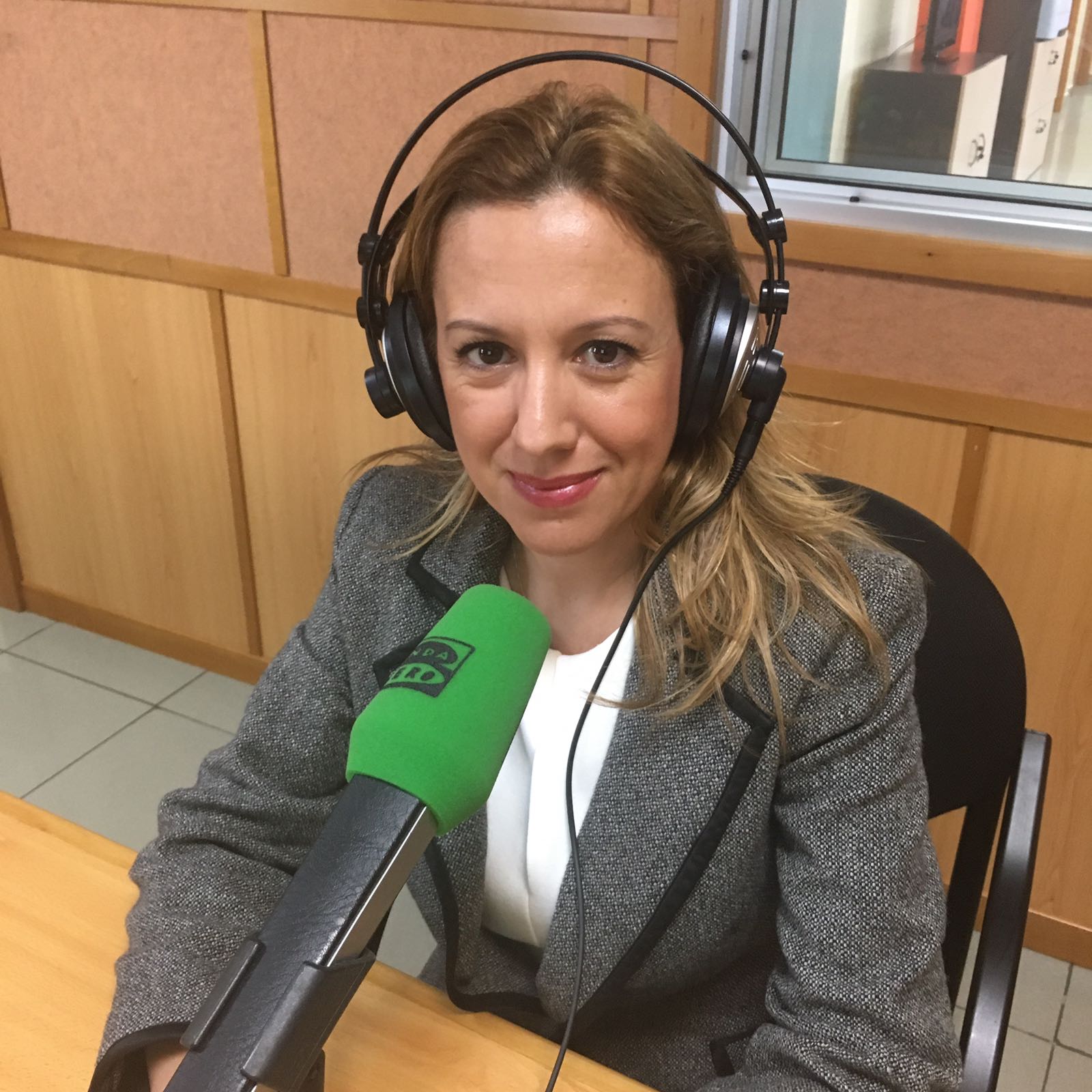 Rosa Dávila, pvoz del Gobierno de Canarias " En otras comunidades autónomas se ha visto a Pedro Sánchez implorando una reunión. Aquí venía a un momento de conmemoración de Estatuto y creo que ha perdido la oportunidad de conocer a los agentes sociales y económicos de Canarias" Rosa Dávila, pvoz del Gobierno de Canarias " En otras comunidades autónomas se ha visto a Pedro Sánchez implorando una reunión. Aquí venía a un momento de conmemoración de Estatuto y creo que ha perdido la oportunidad de conocer a los agentes sociales y económicos de Canarias"