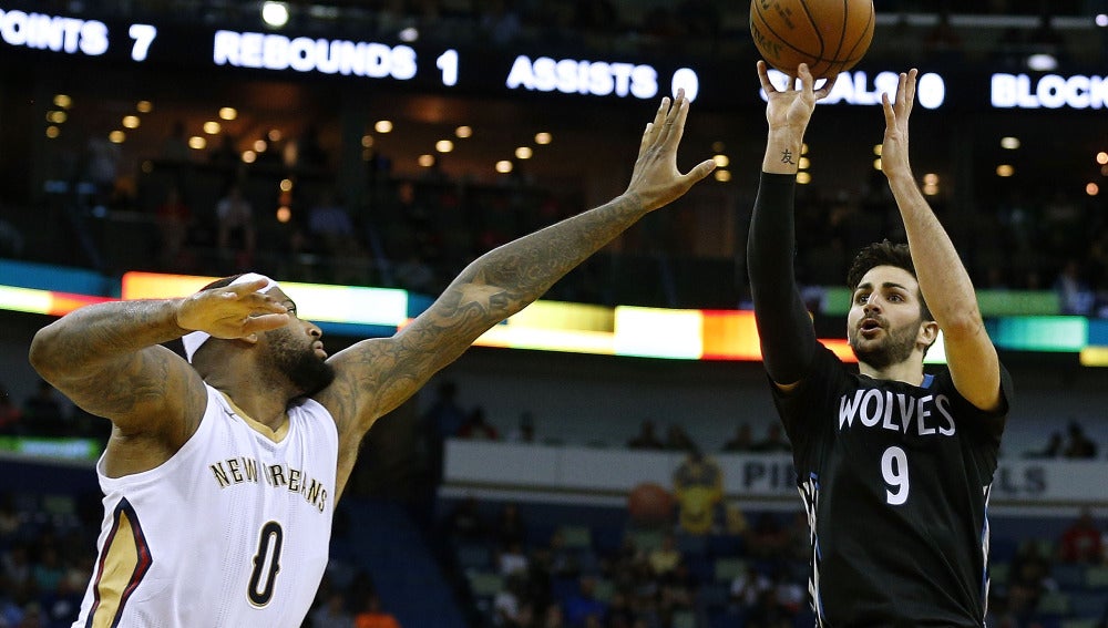 Ricky Rubio lanza a canasta