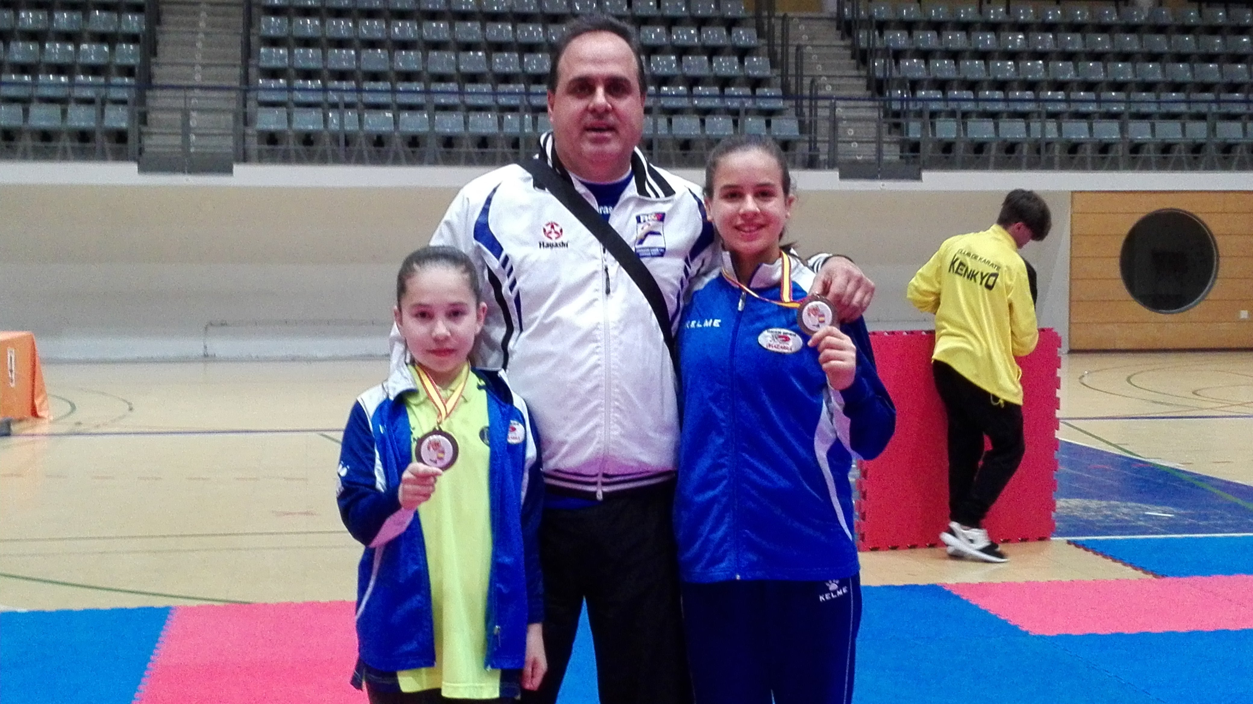 Sofía Chazarra y Dulce Mendoza, terceras en el Zonal Centro de Karate Sofía Chazarra y Dulce Mendoza, terceras en el Zonal Centro de Karate