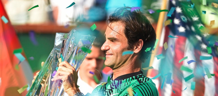Roger Federer alza el trofeo de Indian Wells al cielo de California Roger Federer alza el trofeo de Indian Wells al cielo de California