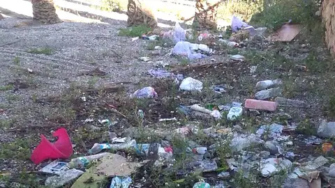Suciedad acumulado en el patio del colegio Carlos III de San Antón de Elche. Suciedad