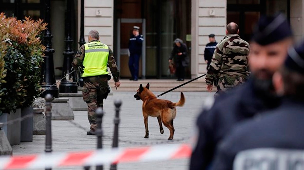 Evacúan la sede de la Fiscalía Financiera en París por una falsa amenaza de bomba Evacúan la sede de la Fiscalía Financiera en París por una falsa amenaza de bomba