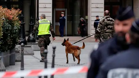 Evacúan la sede de la Fiscalía Financiera en París por una falsa amenaza de bomba Evacúan la sede de la Fiscalía Financiera en París por una falsa amenaza de bomba