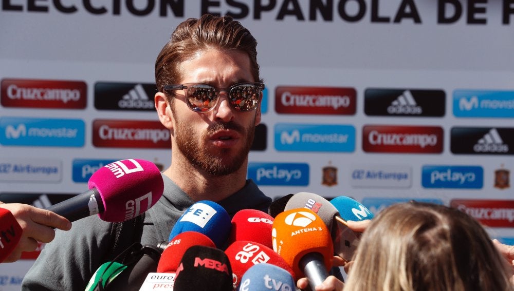 Sergio Ramos atiende a los medios a su llegada a Las Rozas