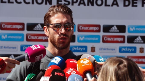 Sergio Ramos atiende a los medios a su llegada a Las Rozas
