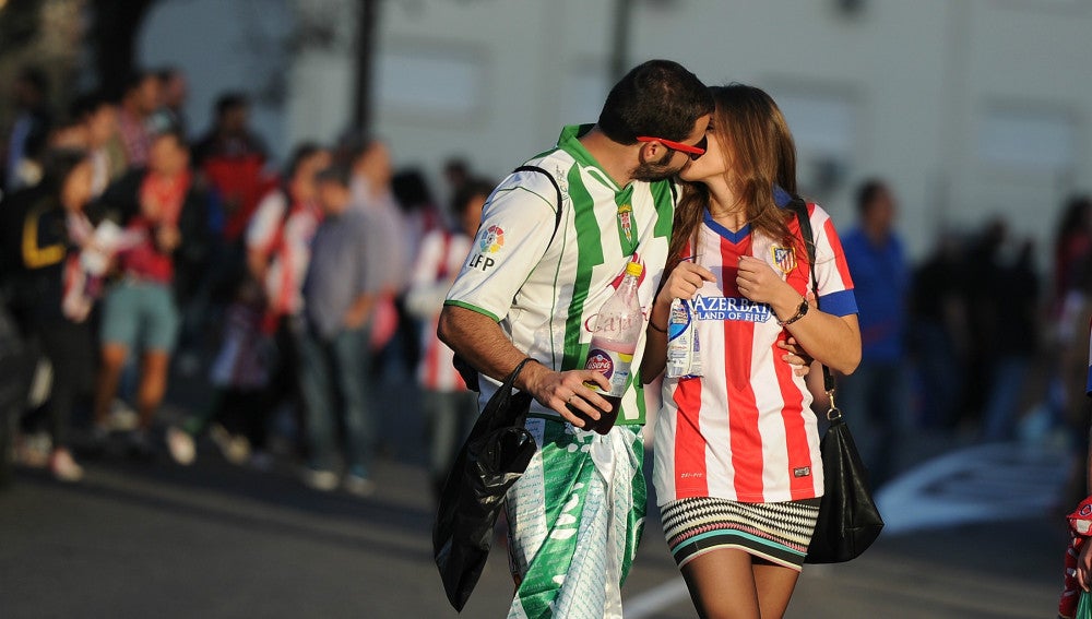 Dos aficionados se besan tras un partido entre Atlético y Córdoba