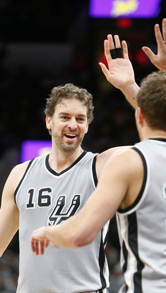 Pau Gasol celebra una canasta con Lee