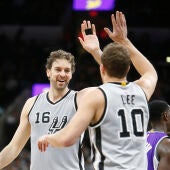 Pau Gasol celebra una canasta con Lee