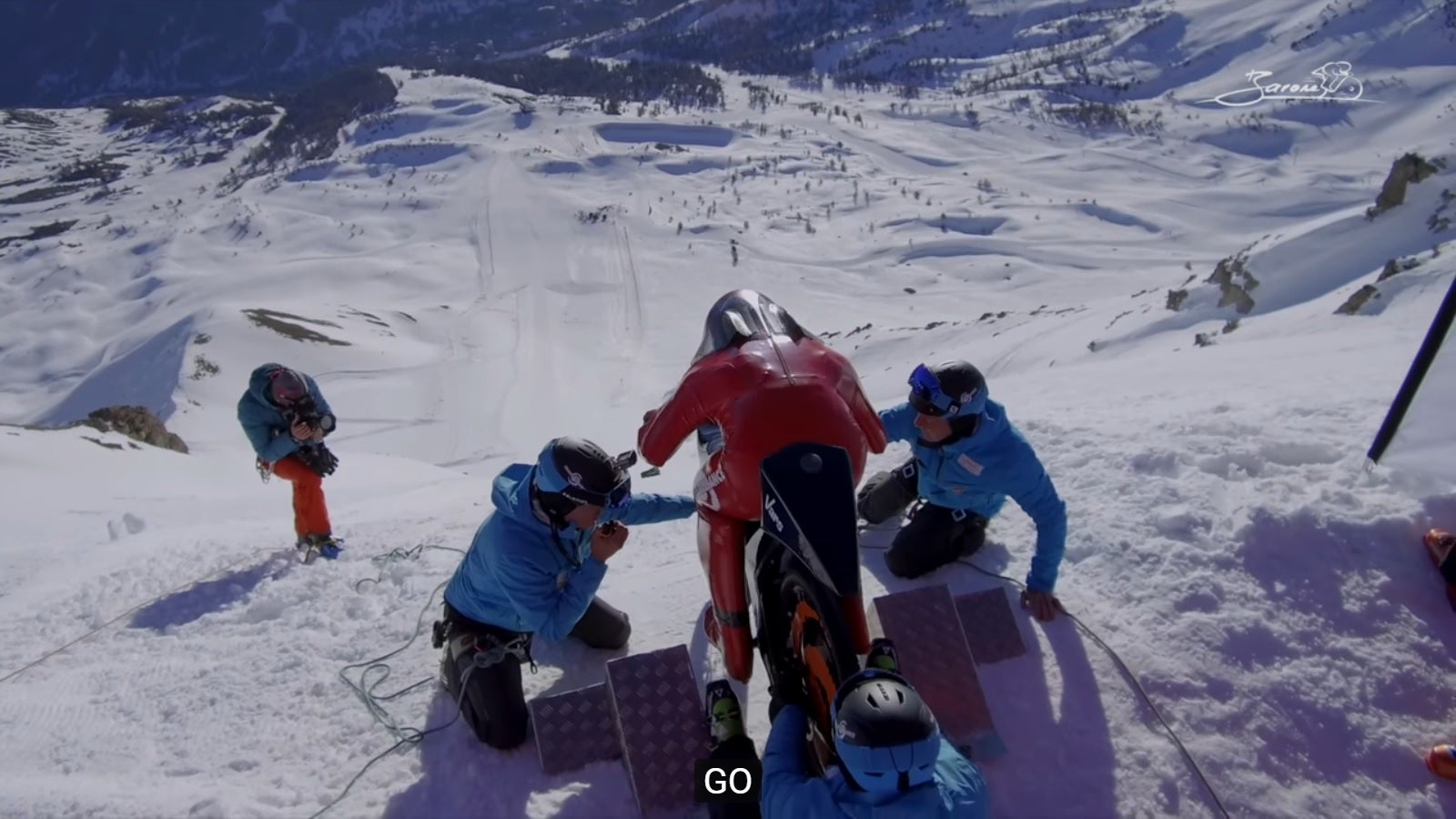 Eric Barone bate su propio récord de velocidad en descenso con bicicleta sobre nieve: ¡227,72 km/h! Eric Barone bate su propio récord de velocidad en descenso con bicicleta sobre nieve: ¡227,72 km/h!