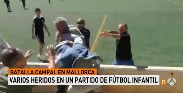 Vergonzosa pelea entre padres en un partido de infantiles en Mallorca Vergonzosa pelea entre padres en un partido de infantiles en Mallorca