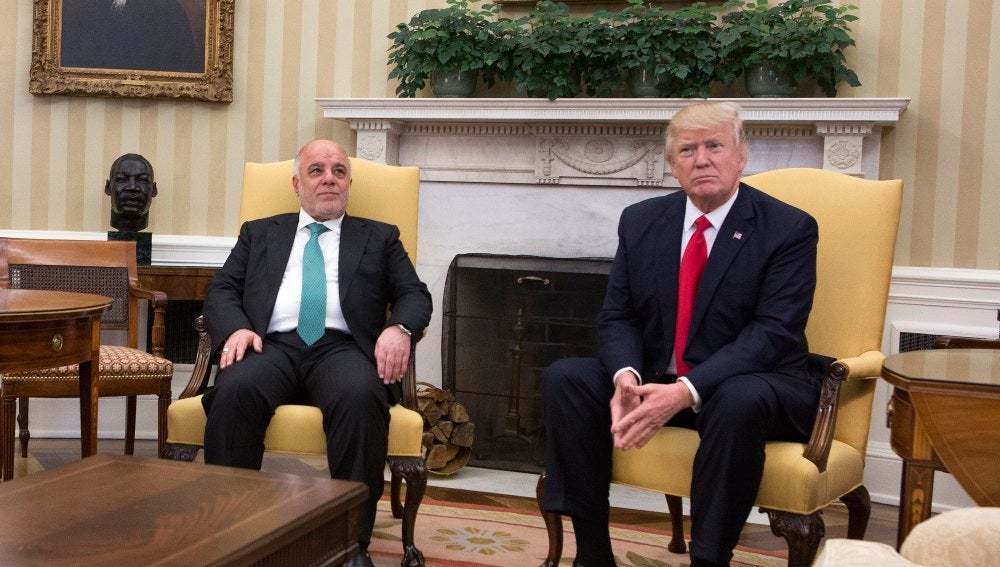 El presidente estadounidense Donald Trump posa junto al primer ministro de Irak Haider al-Abadi 