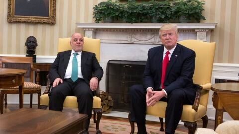  El presidente estadounidense Donald Trump posa junto al primer ministro de Irak Haider al-Abadi