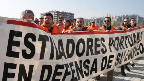 Los estibadores, en un momento de su manifestaci&oacute;n.