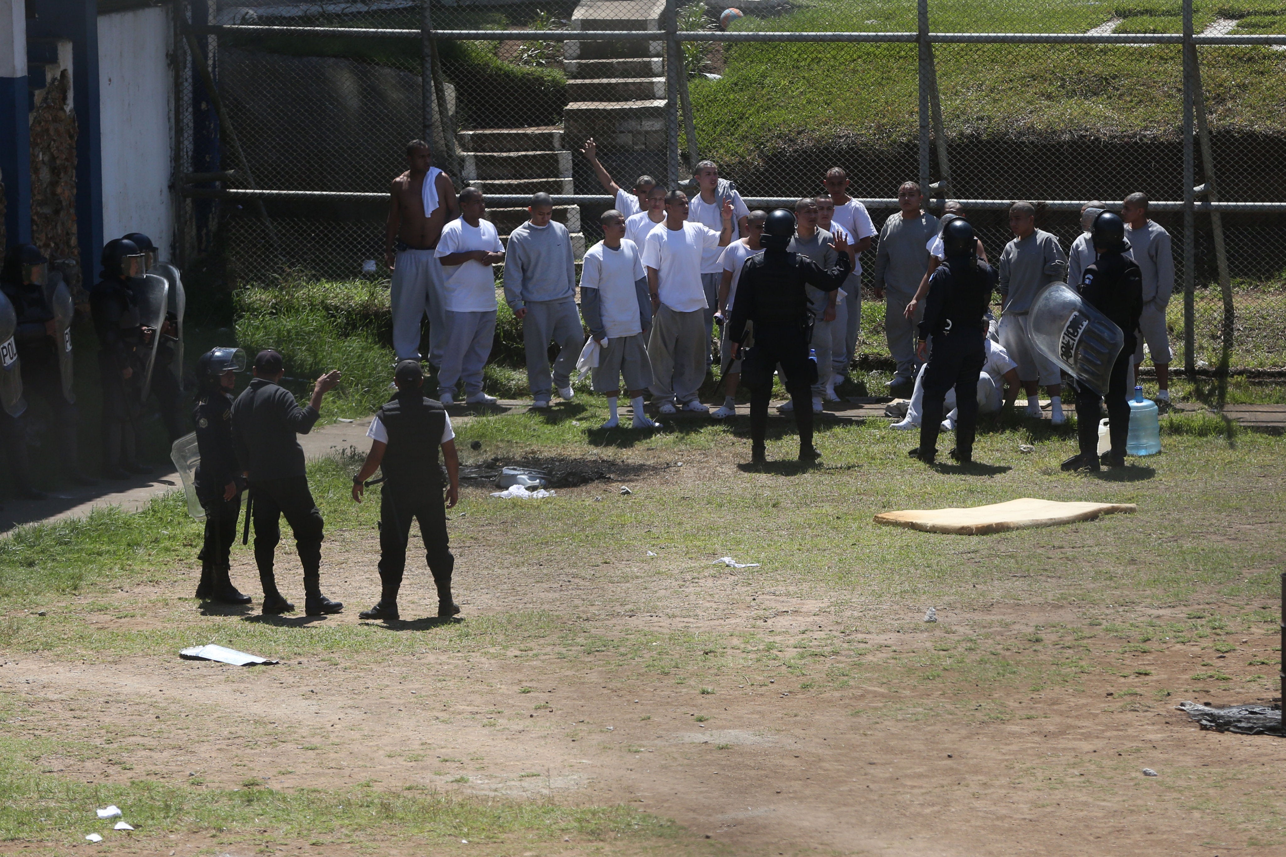 Un motín en un correccional de menores en Guatemala deja dos muertos, cuatro rehenes y varios heridos Un motín en un correccional de menores en Guatemala deja dos muertos, cuatro rehenes y varios heridos