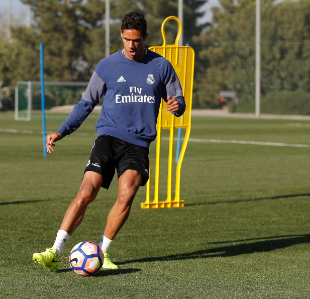 Varane se entrena con el grupo y apunta al partido de Riazor contra el Deportivo Varane se entrena con el grupo y apunta al partido de Riazor contra el Deportivo