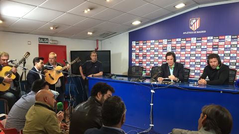 Simeone junto al equipo de El Transistor