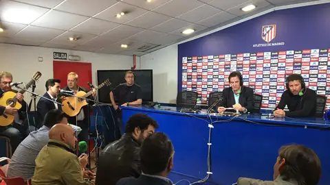 Simeone junto al equipo de El Transistor Simeone junto al equipo de El Transistor