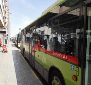 Autobuses urbanos de Elche en el intercambiador de la avenida de la Comunitat Valenciana. Autobuses urbanos de Elche en el intercambiador de la avenida de la Comunitat Valenciana.