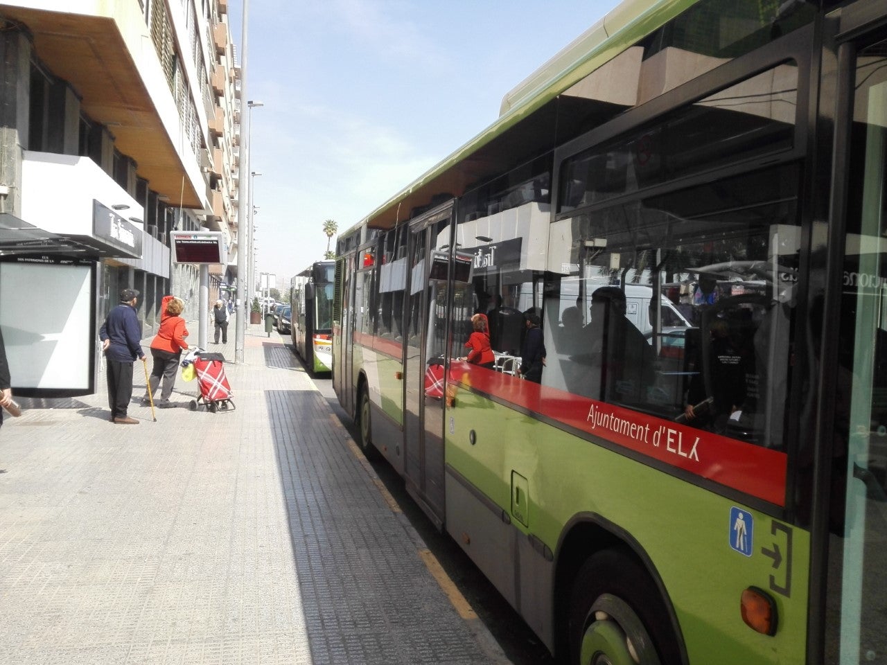 Elche conecta por autobús la oficina de la DGT y la zona comercial de Carrefour Elche conecta por autobús la oficina de la DGT y la zona comercial de Carrefour