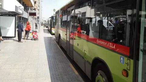 Autobuses urbanos de Elche en el intercambiador de la avenida de la Comunitat Valenciana. Autobuses