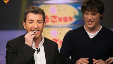 Jordi Cruz y Pablo Motos saborean larvas caramelizadas gracias a Monaguillo