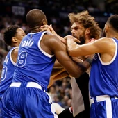 Ibaka y Robin López se enzarzan en una pelea Ibaka y Robin López se enzarzan en una pelea